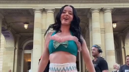 Katy Perry tanzt in Stuttgart: Neues Schloss als Kulisse