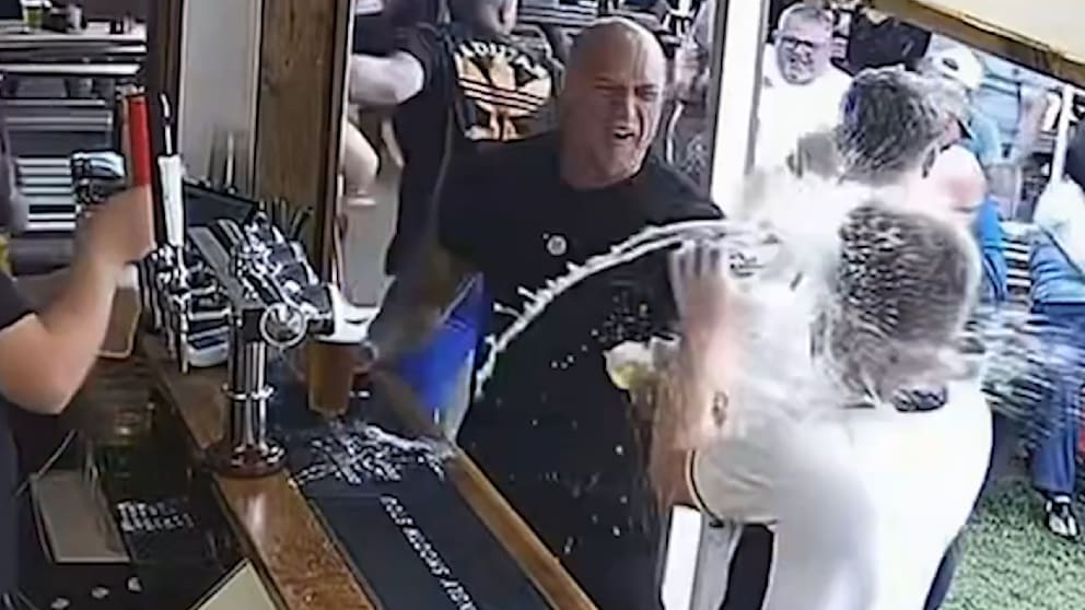 England-Fans feiern mit Bierdusche nach Kane-Tor
