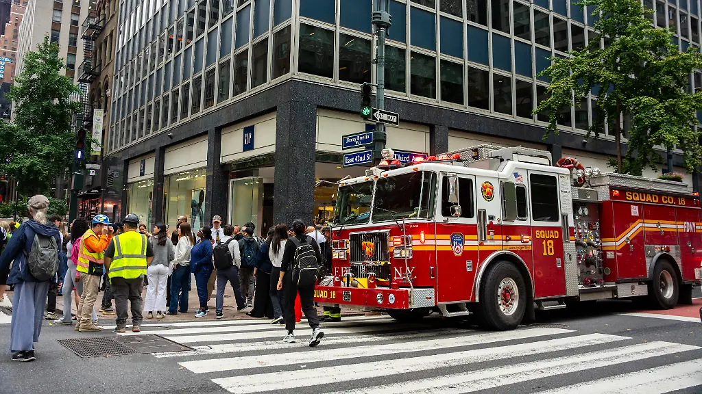 Einsturzgefährdung eines Wolkenkratzers in New York verursacht Großeinsatz