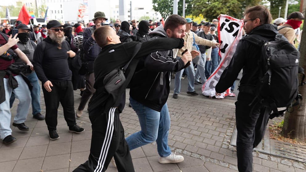 Reporter in Erfurt während Protesten angegriffen