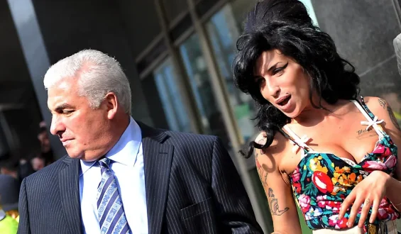 Mitch Winehouse muss Millionenstrafe zahlen