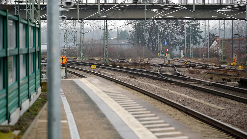 Bahnmitarbeiter stürzt bei Ticketkontrolle aus Zug