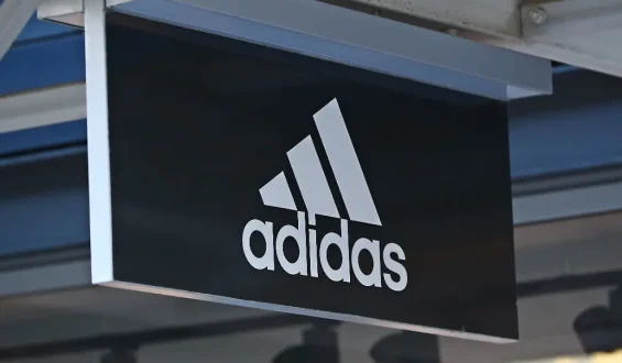 Adidas korrigiert Wachstumsprognose nach oben, Aktie fällt dennoch