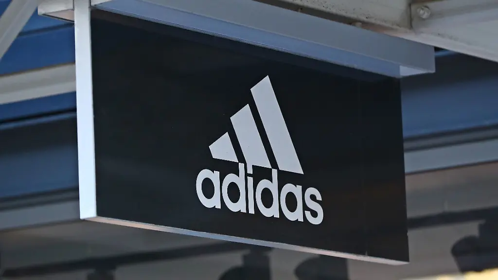 Adidas korrigiert Wachstumsprognose nach oben, Aktie fällt dennoch