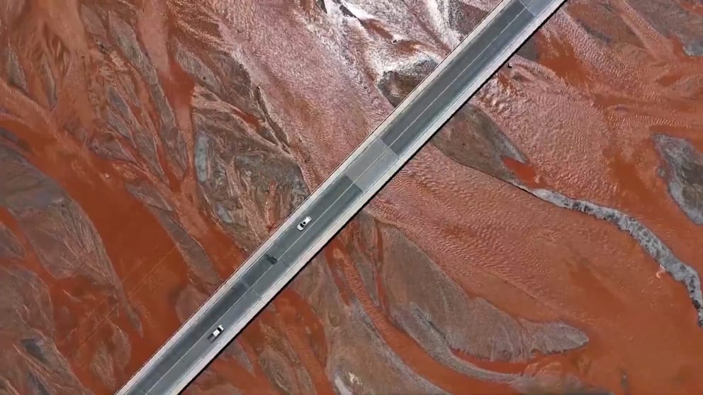 Naturphänomen in China: Fluss färbt sich blutrot