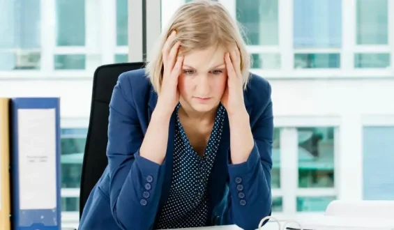 Negativität im Job überwinden: Ein einfacher Sprachtrick