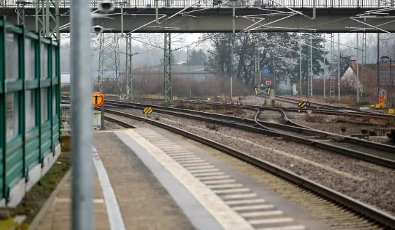 Streit bei Fahrscheinkontrolle endet mit schwerer Verletzung eines Bahnmitarbeiters