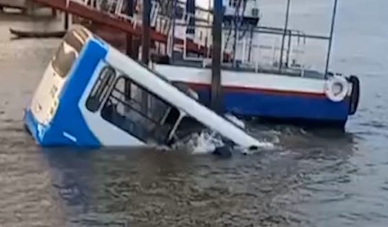Tragisches Busunglück in Brasilien – Fahrer verliert Kontrolle und landet im Fluss