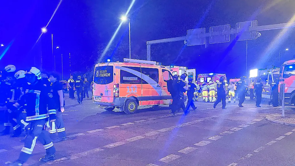 Auto fährt in Menschenmenge bei CSD in Berlin: Ein Toter und mehrere Verletzte