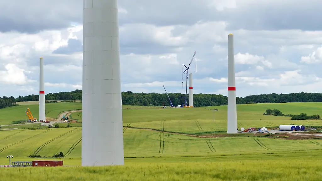 Flucht aus der 80-Milliarden-Falle: Energiewende als Weg zu günstigerem Strom