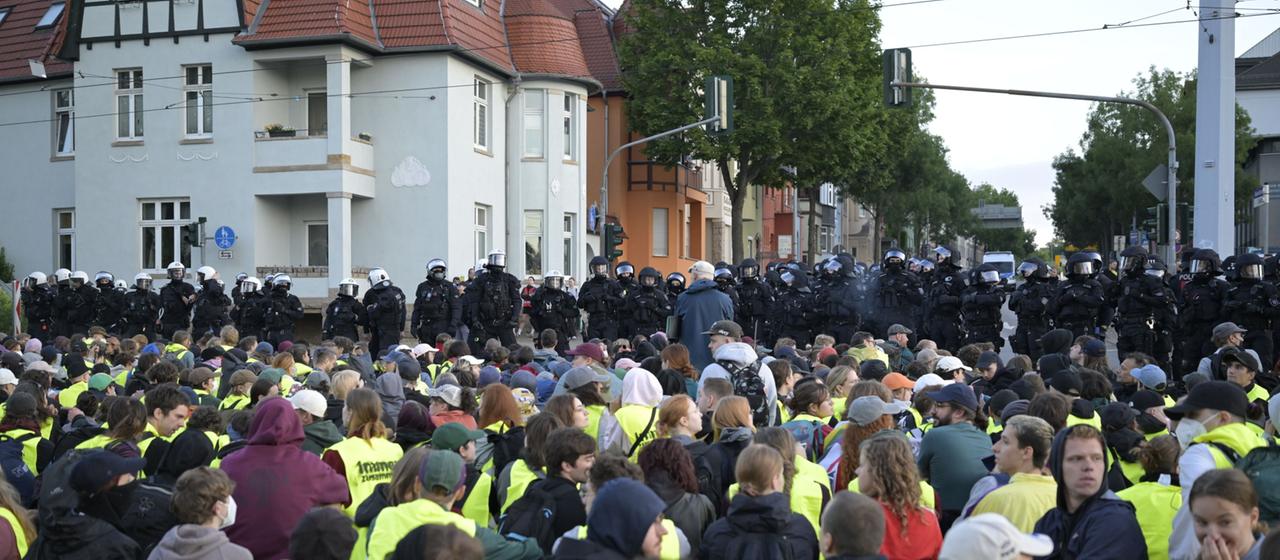 Gegendemonstrationen und Sicherheitsmaßnahmen vor dem AfD-Parteitag in Erfurt