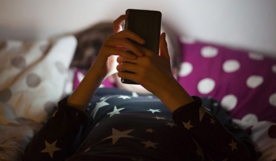 Kinder und die Gefahren der KI: Was Eltern wissen sollten