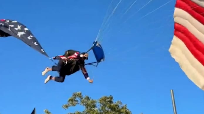 Unglücklicher Fallschirmsprung beim Rodeo-Fest