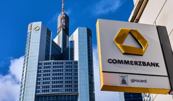 Commerzbank gibt Widerstand gegen Übernahme auf