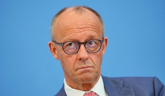 Sommerbilanz des Kanzlers: Herausforderungen und Stabilität
