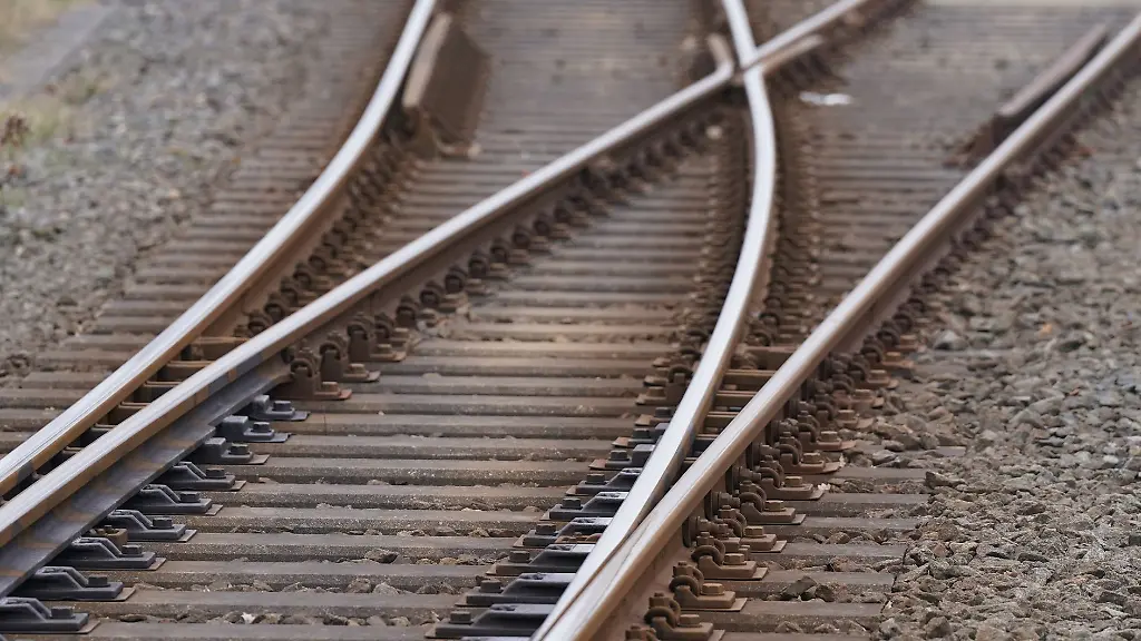 Unbekannter legt Steine auf Bahngleise bei Ellwangen