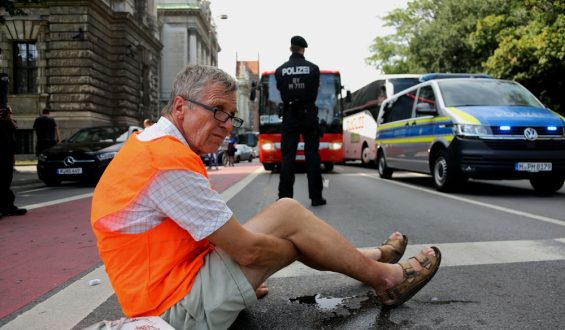 Älterer Klimaprotestierer vor Gericht im Einsatz für die Enkel