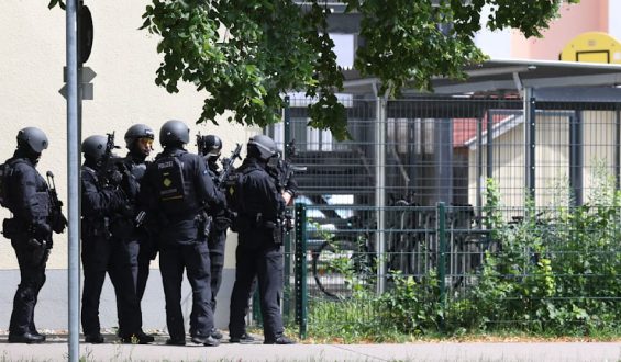 Verdächtiger nach Messerangriff an Schule in Bayern unter Extremismusverdacht