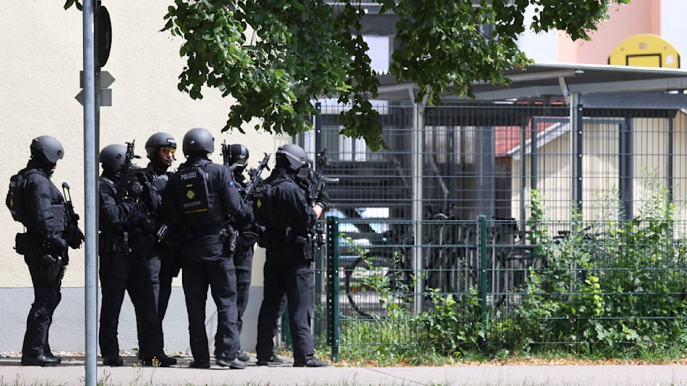 Verdächtiger nach Messerangriff an Schule in Bayern unter Extremismusverdacht