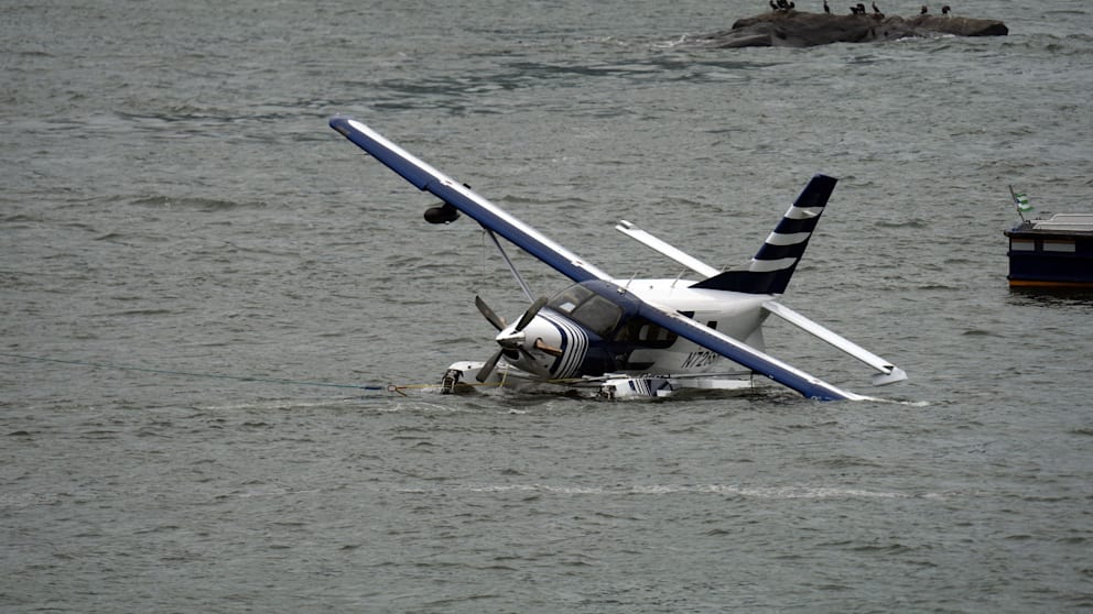 Notlandung eines Wasserflugzeugs im East River