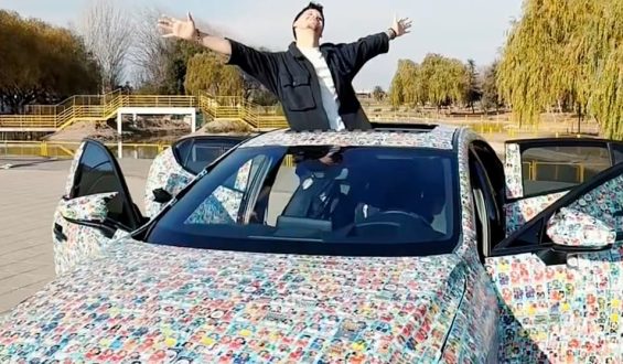 Influencer verwandelt Auto in ein fahrendes Panini-Album
