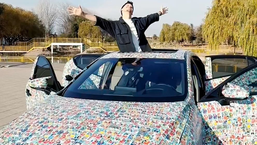 Influencer verwandelt Auto in ein fahrendes Panini-Album