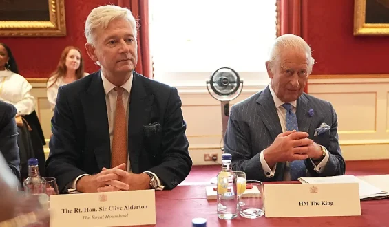 Sir Clive Alderton tritt als Berater von König Charles III. zurück