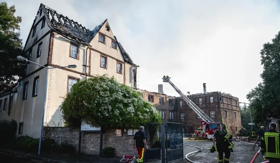 Historisches Schloss Wallhausen in Flammen