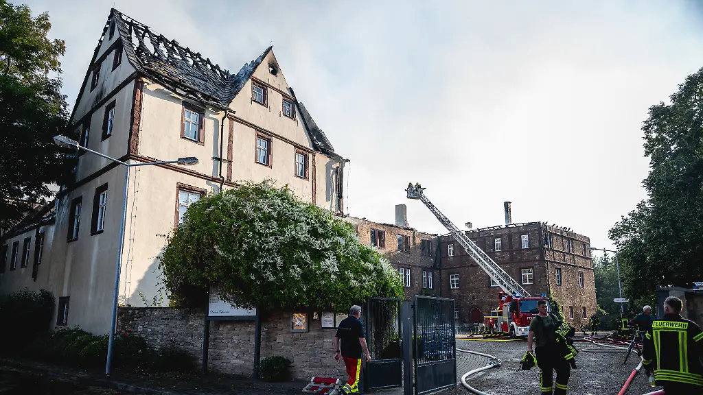 Historisches Schloss Wallhausen in Flammen