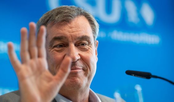 Bayerischer Ministerpräsident Markus Söder bei Gemeindejubiläum Ziel einer Tomaten-Attacke