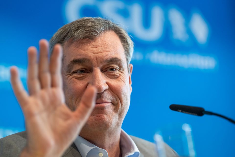 Bayerischer Ministerpräsident Markus Söder bei Gemeindejubiläum Ziel einer Tomaten-Attacke