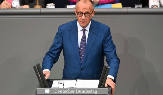 Bundeskanzler Merz verteidigt Reformpläne und lobt Nato-Gipfel