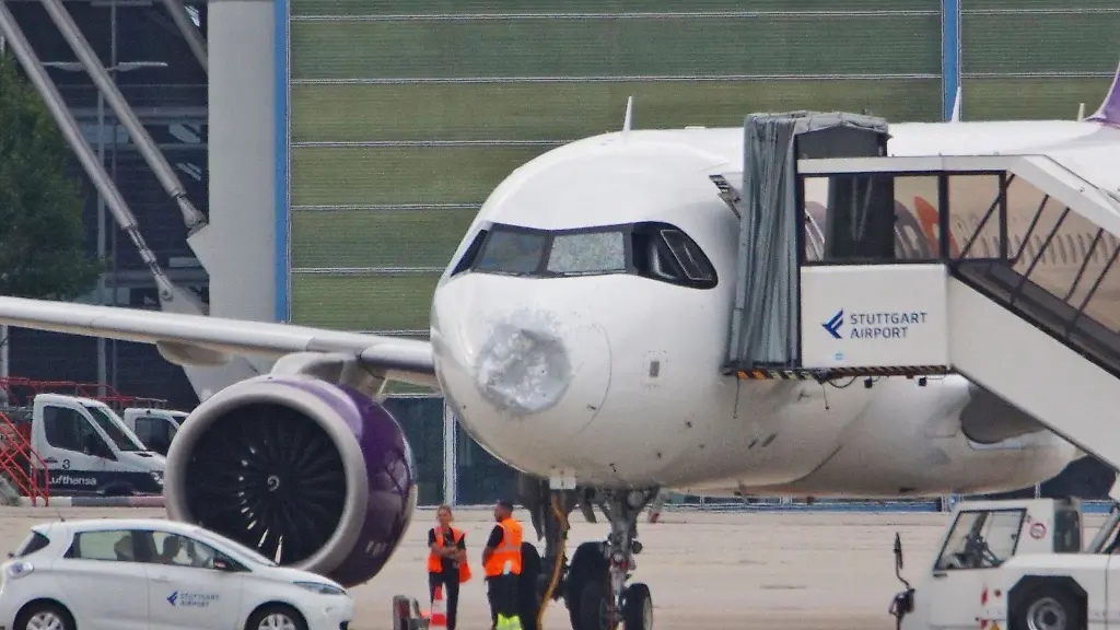 Airbus-Maschine landet verbeult in Stuttgart nach Flug durch Superzelle