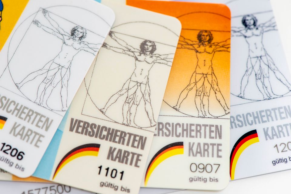 Versichertenkarten verschiedener Kassen: Die Marktwirtschaft bleibt auf der Strecke
