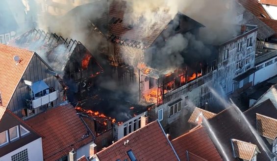 Großeinsatz in Hessen: Feuer in Fachwerkhäusern
