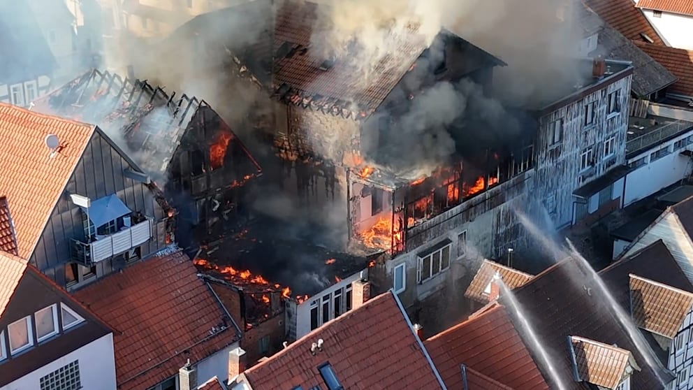 Großeinsatz in Hessen: Feuer in Fachwerkhäusern