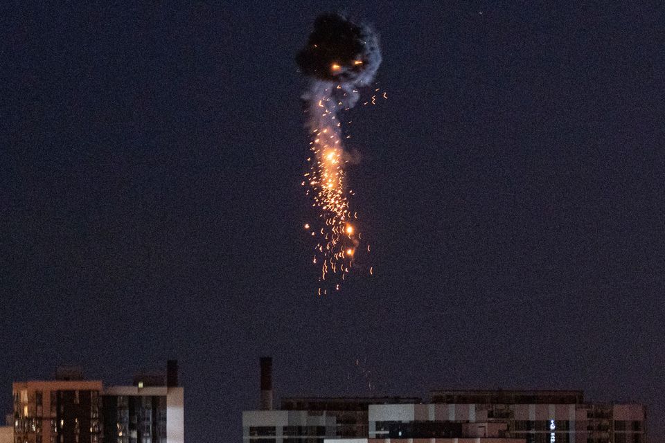 Russische Luftangriffe treffen Kyjiw: Gebäude beschädigt