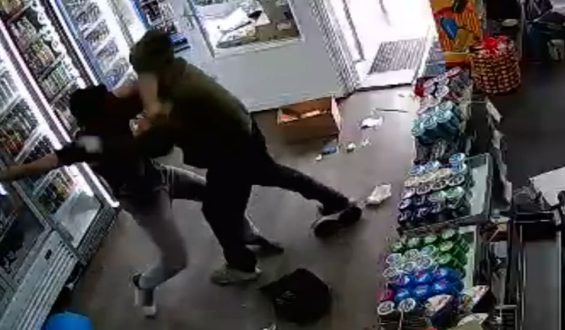 Kiosk-Überfall in Bremen: Verkäufer stoppt bewaffneten Täter