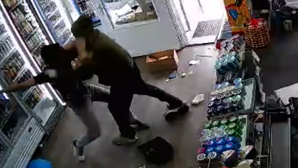 Kiosk-Überfall in Bremen: Verkäufer stoppt bewaffneten Täter