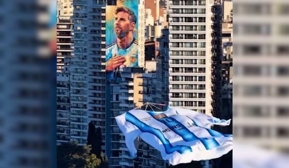 Großes Messi-Trikot fliegt über Argentinien