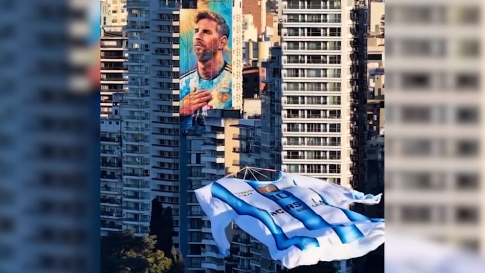 Großes Messi-Trikot fliegt über Argentinien