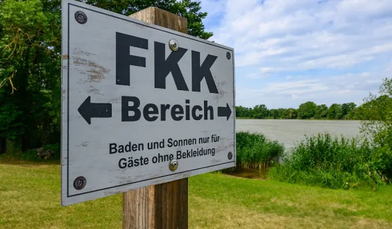 Freiheit ohne Kleider: FKK-Vereine und ihre Herausforderungen