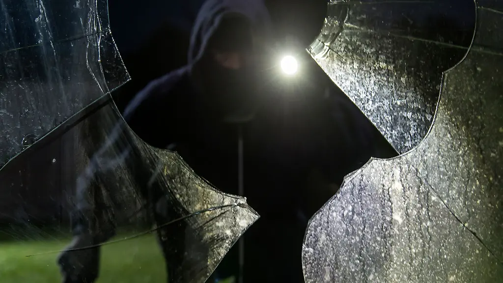 Sicherheitsmaßnahmen gegen Einbrüche: Zäune und Beleuchtung als Schutz