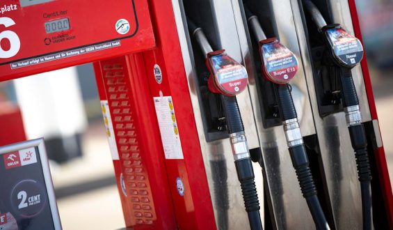 Spritpreise steigen erneut während der Ferien