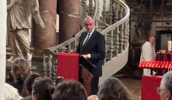 Kanzler Merz ruft zur Feier auf beim Gottesdienst nach der CSD-Tat