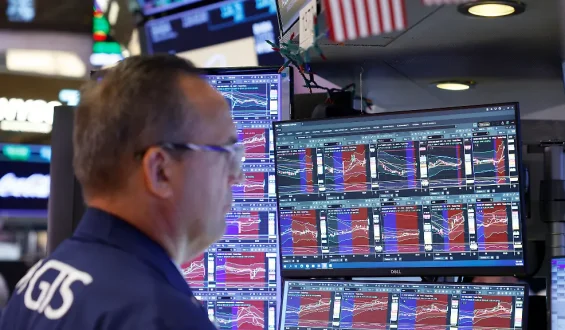 Intel-Aktien fallen stark: Technologische Wahrzeichen zeigen gemischte Resultate