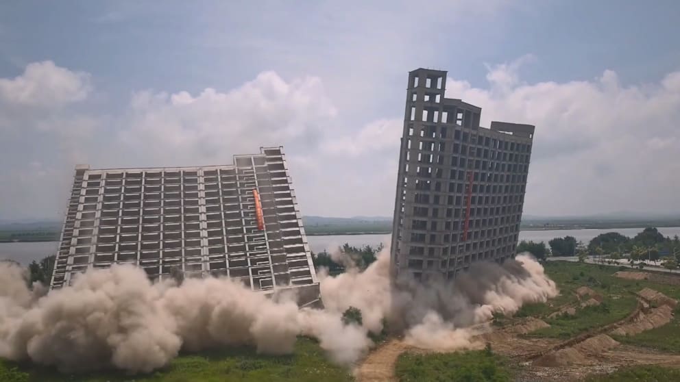 Sprengung von Gebäuden in Dandong, China