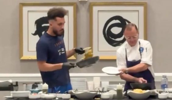 Französischer Fußballstar beeindruckt Teamkollegen mit Kochkünsten