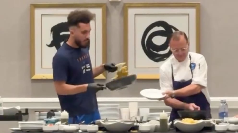 Französischer Fußballstar beeindruckt Teamkollegen mit Kochkünsten