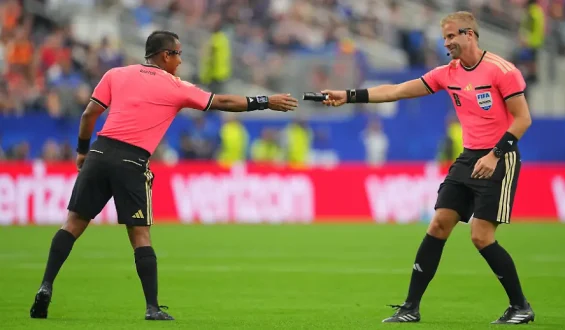 Kuriose Szene im WM-Halbfinale: Kult-Schiedsrichter sorgt für Lacher